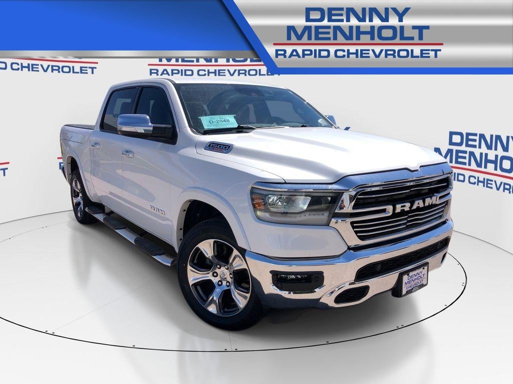 2022 RAM 1500 Laramie Crew Cab 4x4 5'7" Box in Off-White — front three-quarter view